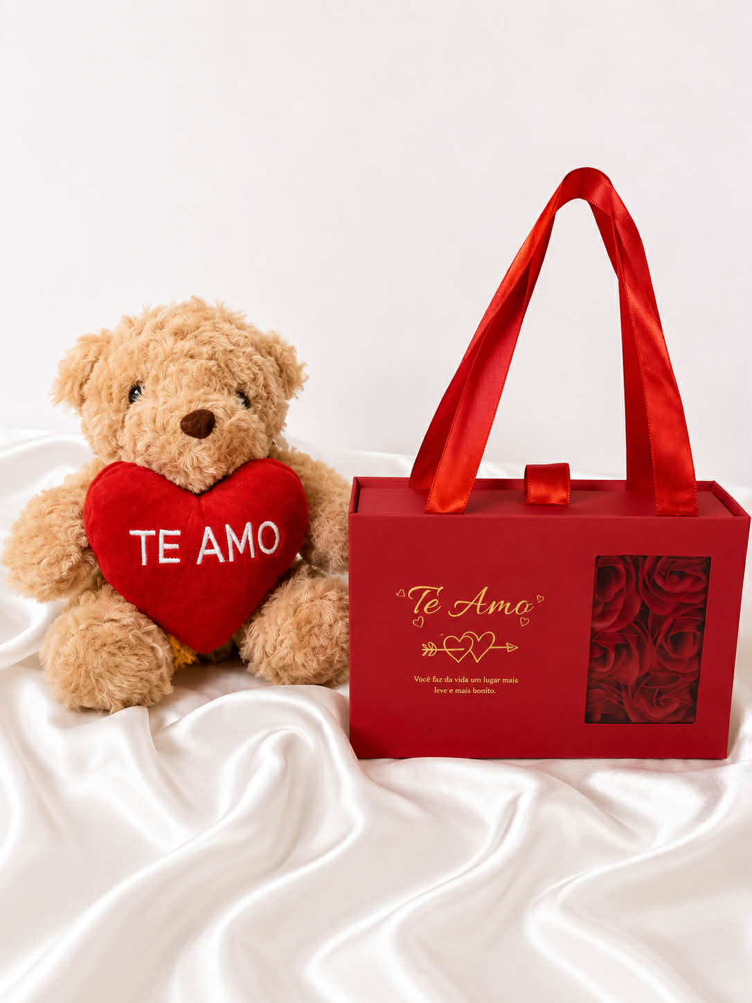 Kit ursinho e colar na caixa sacola de rosas